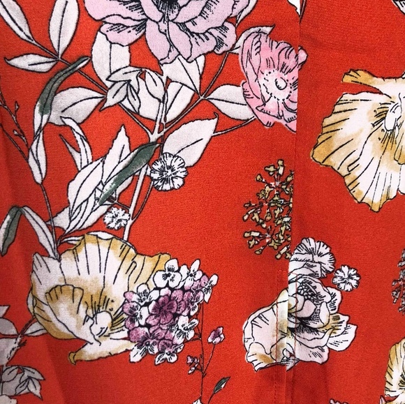 SOLD 🎉 Floral High-Low Sleeveless Blouse - Picture 3 of 5